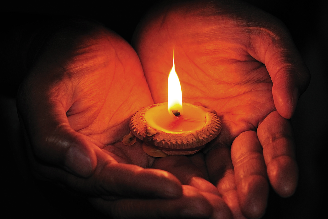 bougie dans les mains de l'homme